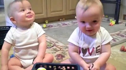 Сладки близнаци имитират кихащия си баща