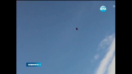 Метеорит прелетя край парашутист