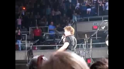 Bon Jovi - You Give Love A Bad Name + превод 