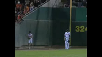 Жена се катери по стена за да хване беизболна топка! 