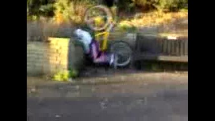 Идиот Си Удря Главата 