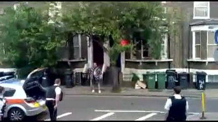 Луд фен на Юнайтед напада полицията с мачета !!!