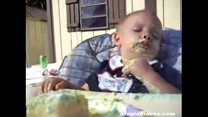 Уморено бебе яде торта 