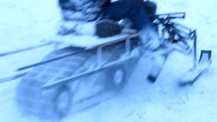Руснак си направи снегоход от мотор « Иж Планета »