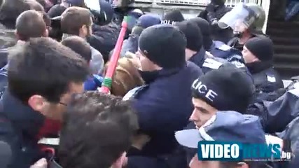 Напрежение и сблъсък на ул.оборище между студенти и полиция