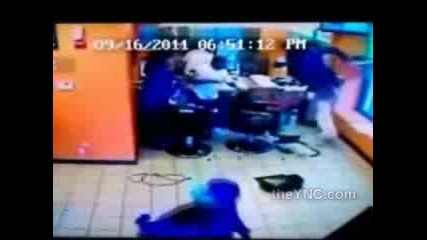 питбул атакува човек в бръснарница