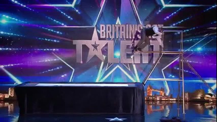 Екстремен акробат вдигна журито и цялата зала на Britain's Got Talent 2015 на крака
