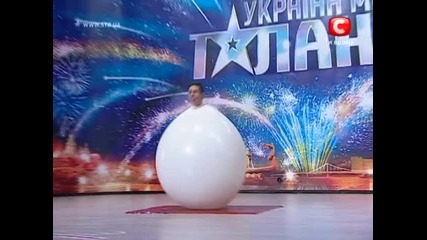 Мъж с балон изуми публиката в Украйна търси талант 