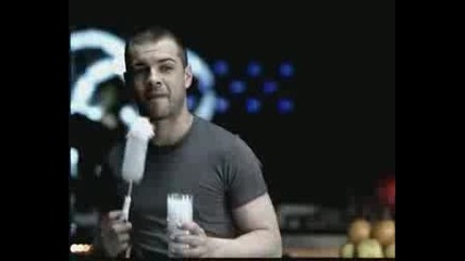 Аксиния показва сексапил в реклама на водка Флирт