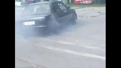 Лошият С Бмв - то!!!!яко бърноут!!!