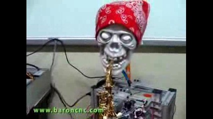Робот свири на саксофон