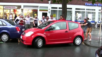 Пияни германци надъхват жена да паркира .. 100% Смях!