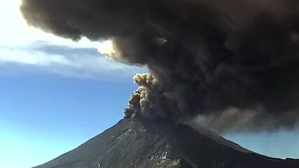 Заради изригнал вулкан: Авиокомпании отменят полети от Мексико сити (ВИДЕО)
