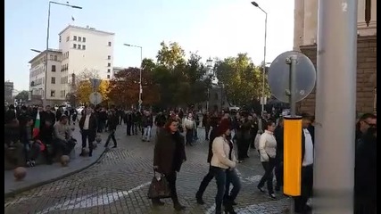 Протестиращи служители на МВР са пред Министерски съвет, движението е спряно