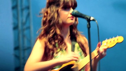 She & Him - Wouldn't It Be Nice ( Live )