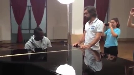 Марио Балотели свири химна на Италия на пиано