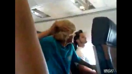*смях* Бабичка полудява по време на полет!!! 