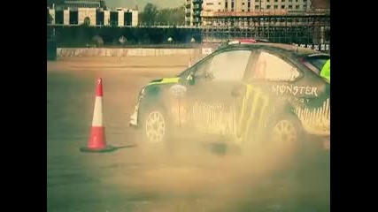 Много готин пич прави дрифт [ Ken Block ]