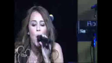 Miley live in Berlin. Driveway (hq)