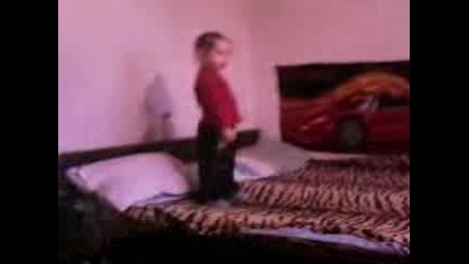 Moni igrae i varti dupeto