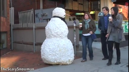 Снежен човек стряска хора, които си минават по улицата