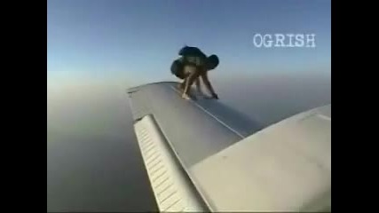 Мъж се качва на крилото на летящ самолет