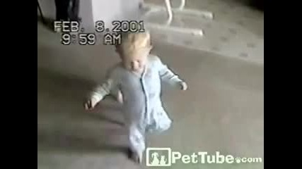 Бебе си играе с Котка ! :d