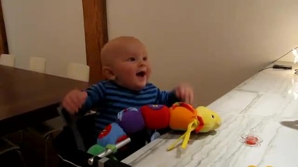 Бебе се залива от смях