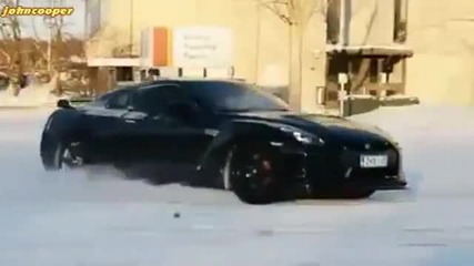 Nissan Gtr си играе в снега