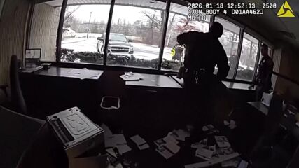 Полицията "задържа" елен, нахлул в банка в щата Ню Йорк (ВИДЕО)