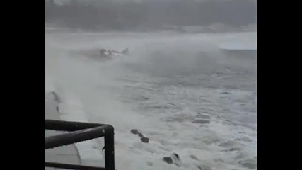 Огромни вълни заливат Варна