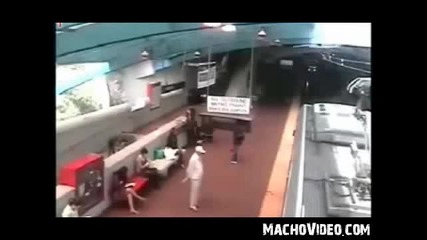 Целувка Между Два Влака