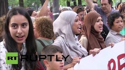 Spain: Pro-refugee activists protest outside EU office in Madrid