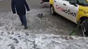 Руски таксиджия отряза "краката" на паяк