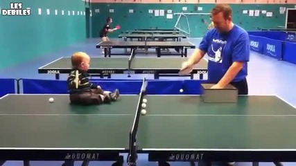 Бебе със завидни умения по тенис на маса