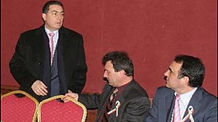Младежите почват с три домакинства