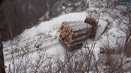 Шофьор на камион с дърва се справя перфектно с остър завой