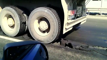 Вижте как асфалта се залепя за гумите на камион