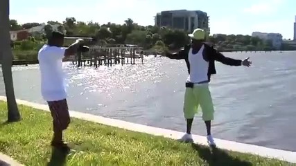 Момче пада в реката докато го снимат