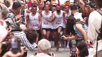 Десетки ентусиасти се включиха в състезание… по бягане на токчета