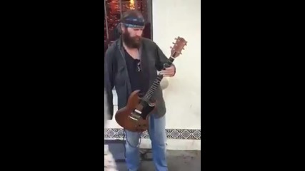Уличен китарист с една ръка свири " Voodoo Child"