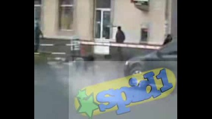 Пиян човек минава улица на четири крака