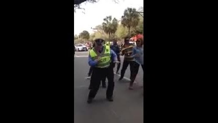 Полицаи танцуват на Празника на марихуаната в Австралия.. :)))