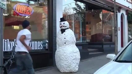 Страхотен майтап със снежен човек който плаши хората - Много смях