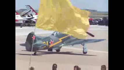 Руски самолет Як 9 от втората световна война минава на парад със странна илюзия