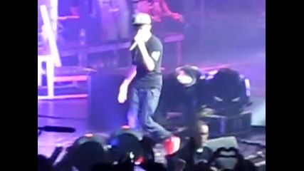 Фенка на Justin Bieber се качва на сцената докато пее ;ddd 