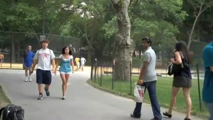 Пич се майтапи с хората в парка