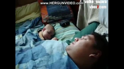 Бебе Се Плаши От Хъркането На Баща Си! 