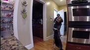 Пич плаши майка си с плюшено куче