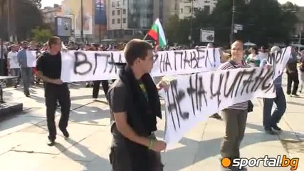 В София над 400 фенове на Левски , Ц С К А и други граждани почетоха смъртта на Ангел и Павел!